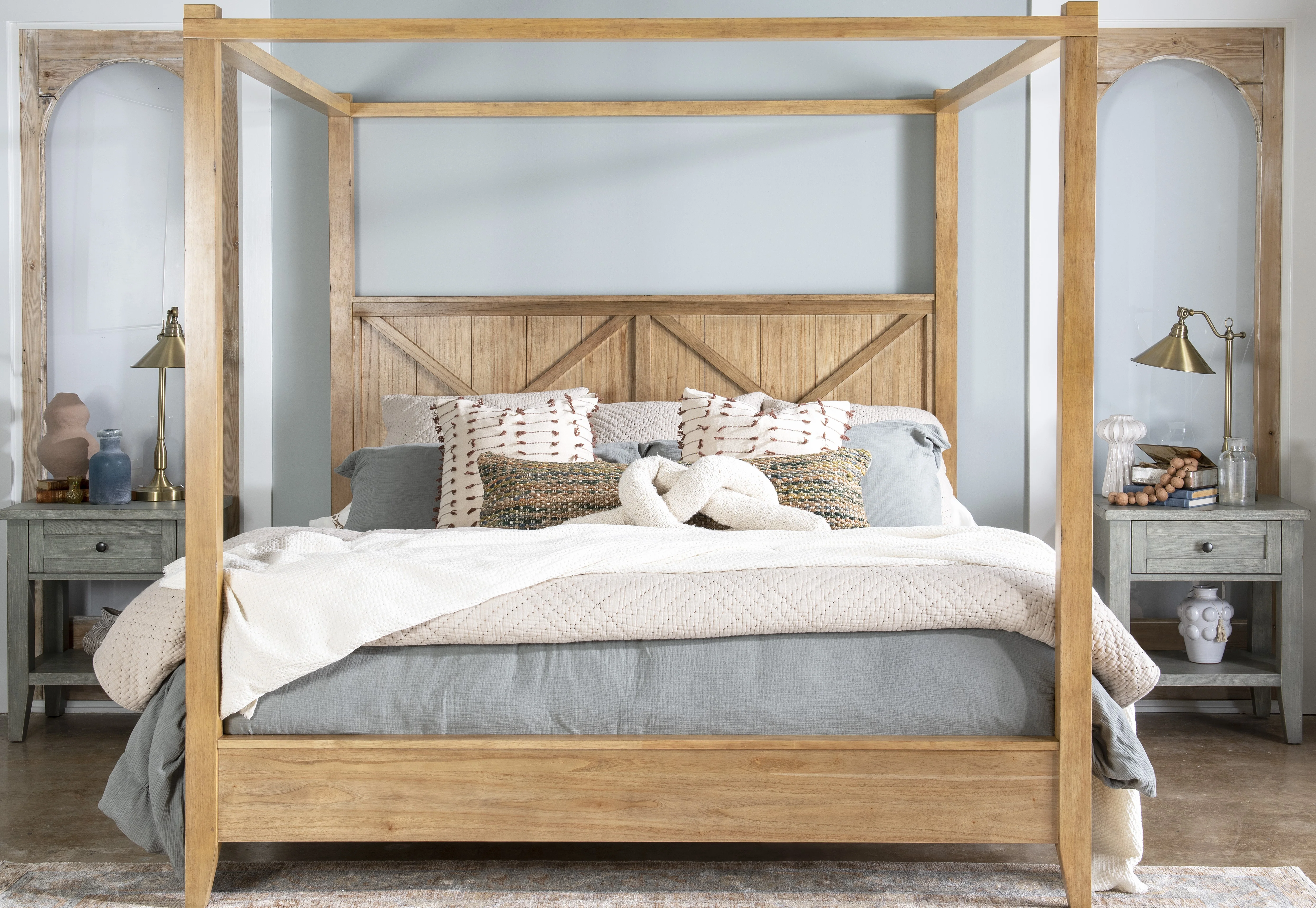 Trisha Yearwood XXX's & OOO's King Canopy Bed - Image 2