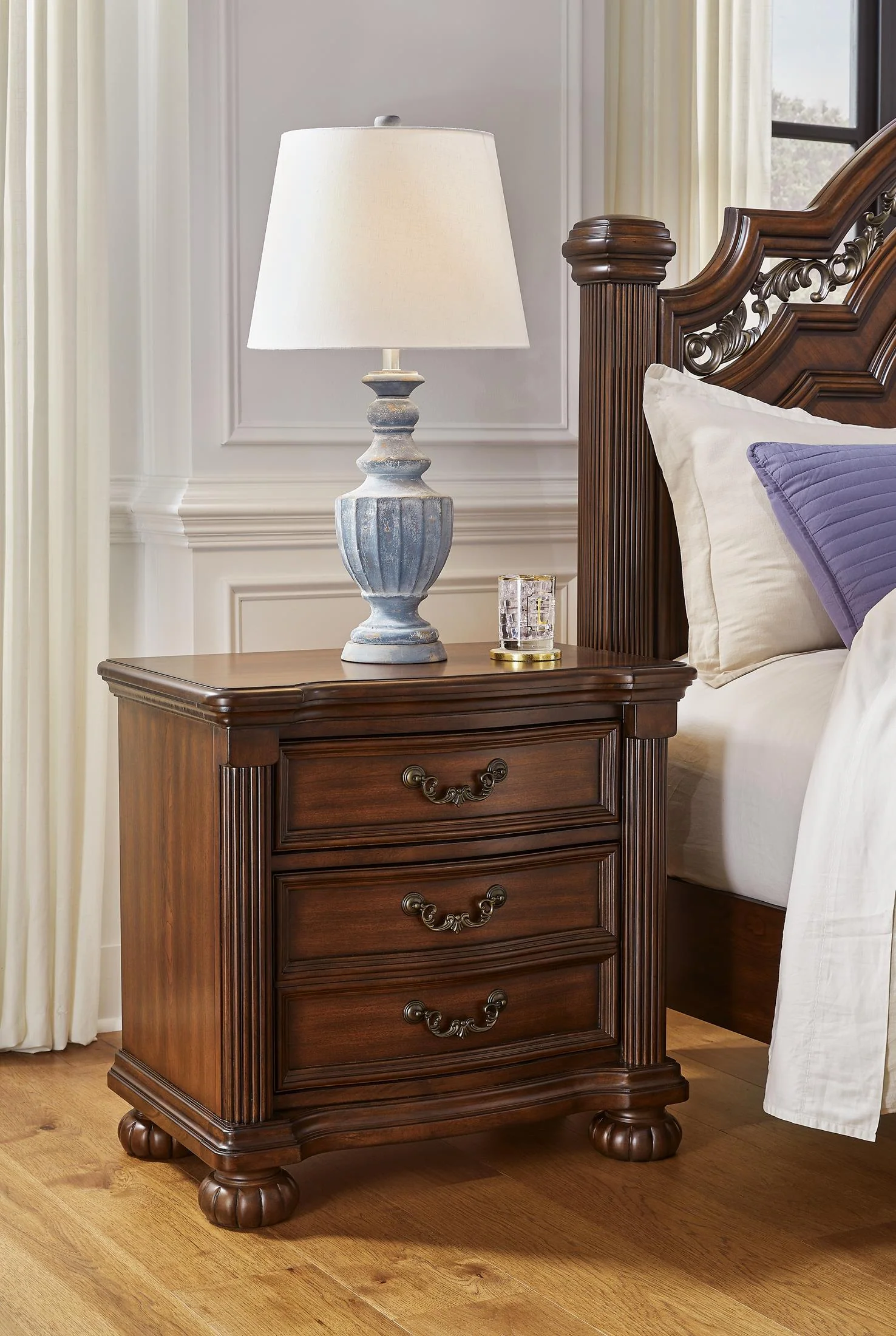 Lavinton Nightstand - Image 5