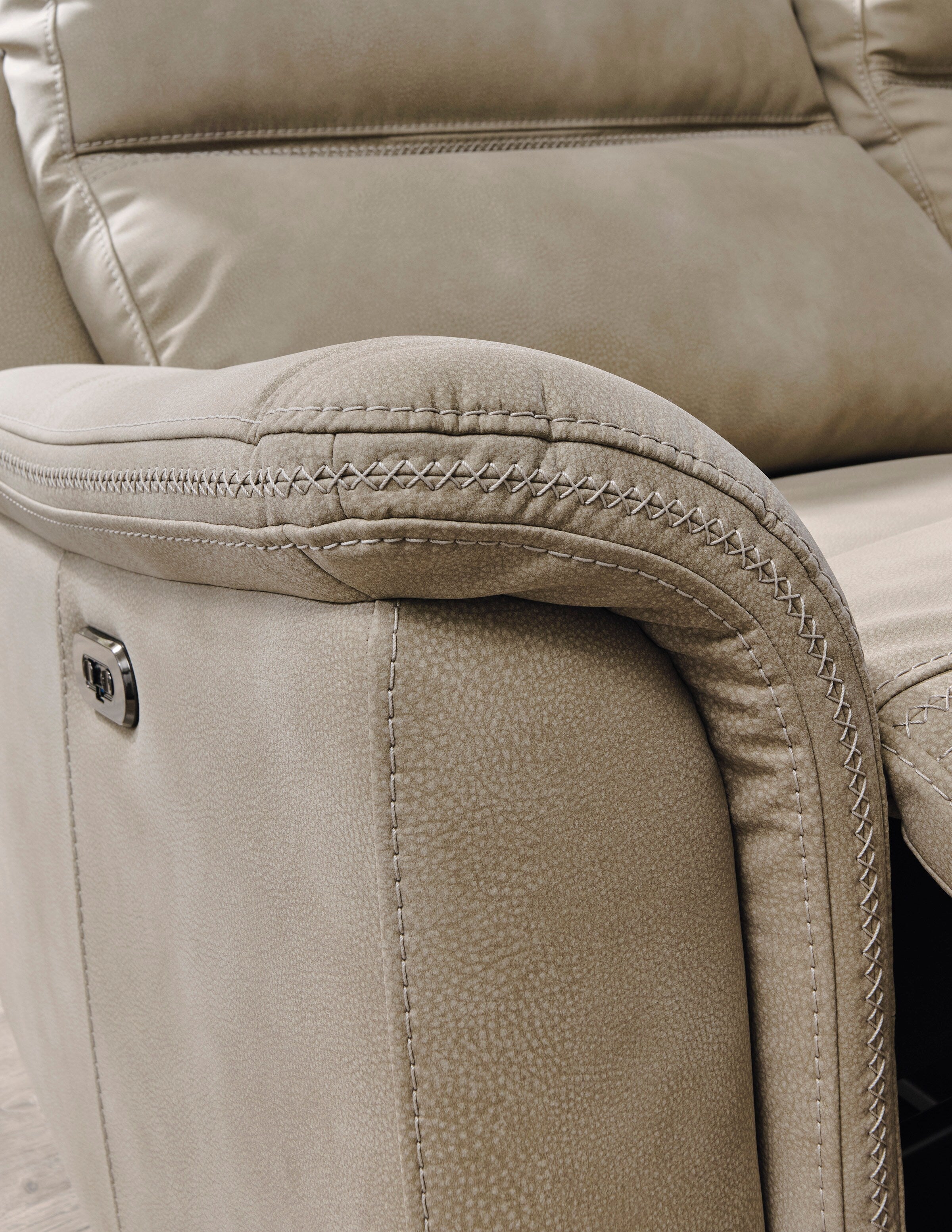 Next-Gen DuraPella Power Reclining Loveseat with Console - Image 10