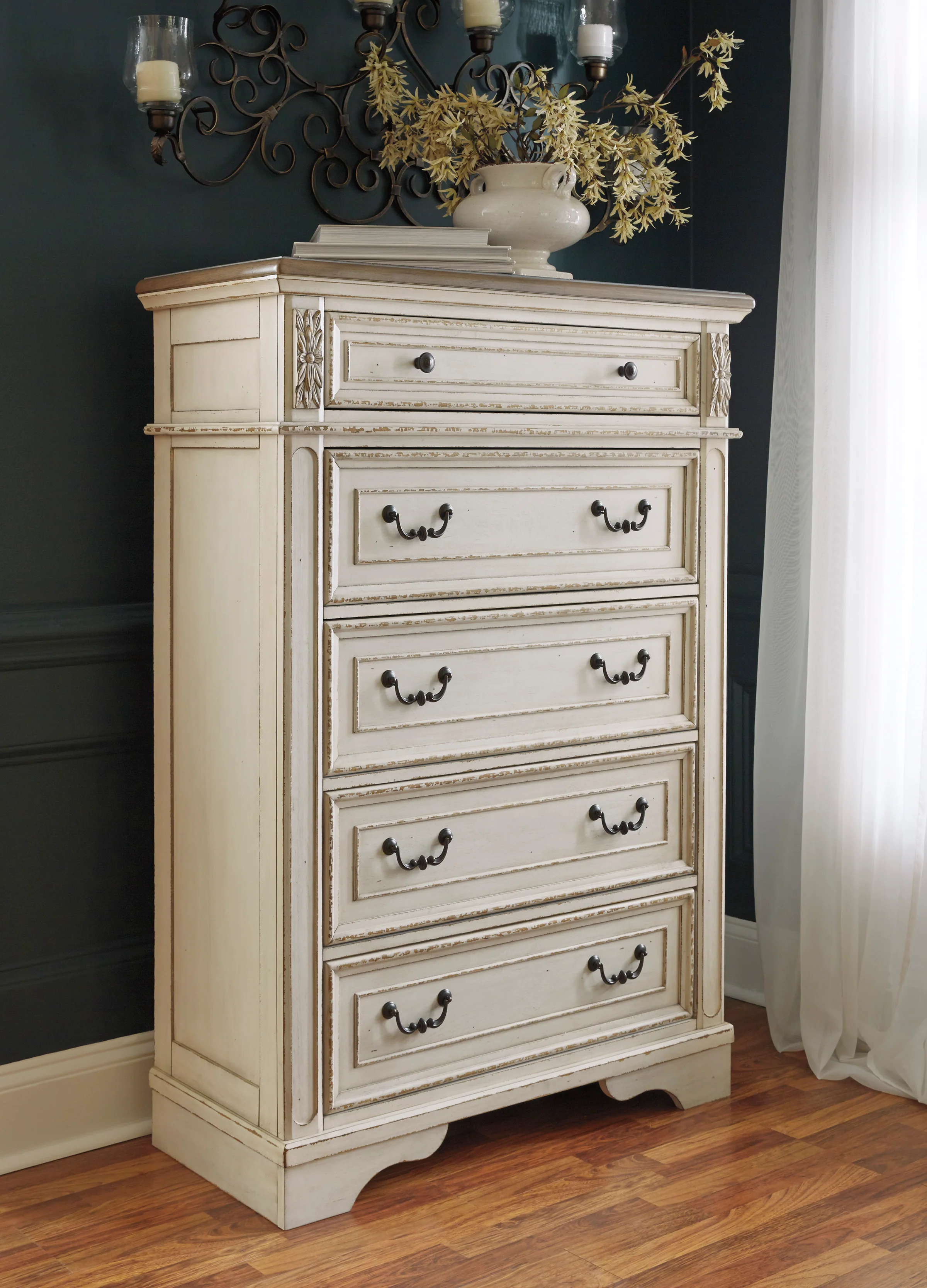 Realyn Chest of Drawers - Image 8