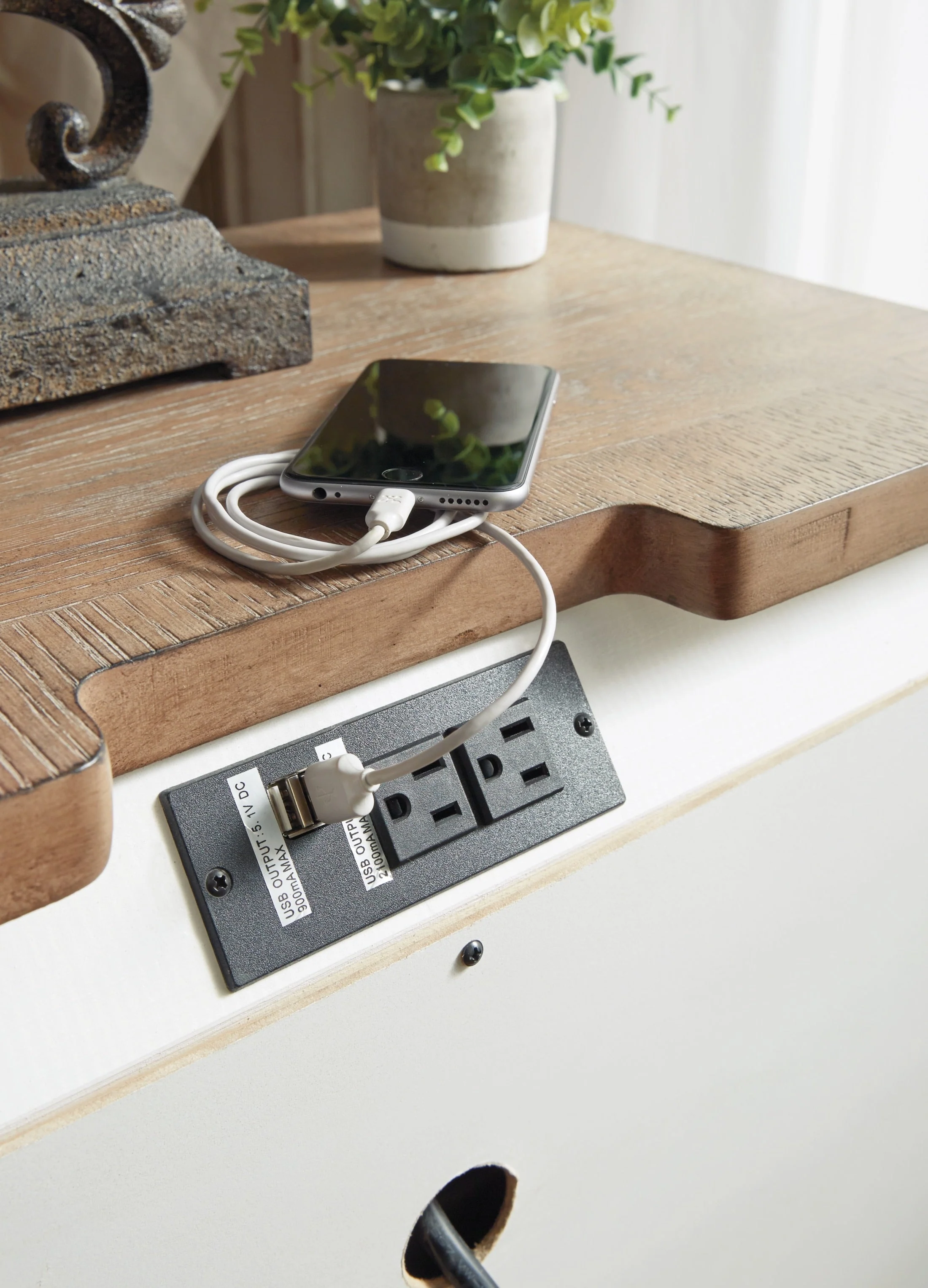 Realyn Nightstand - Image 4