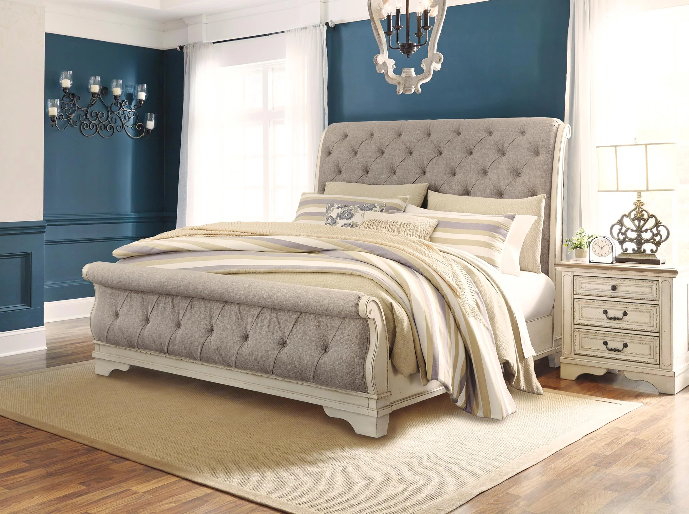 Realyn Sleigh Bed - Image 2