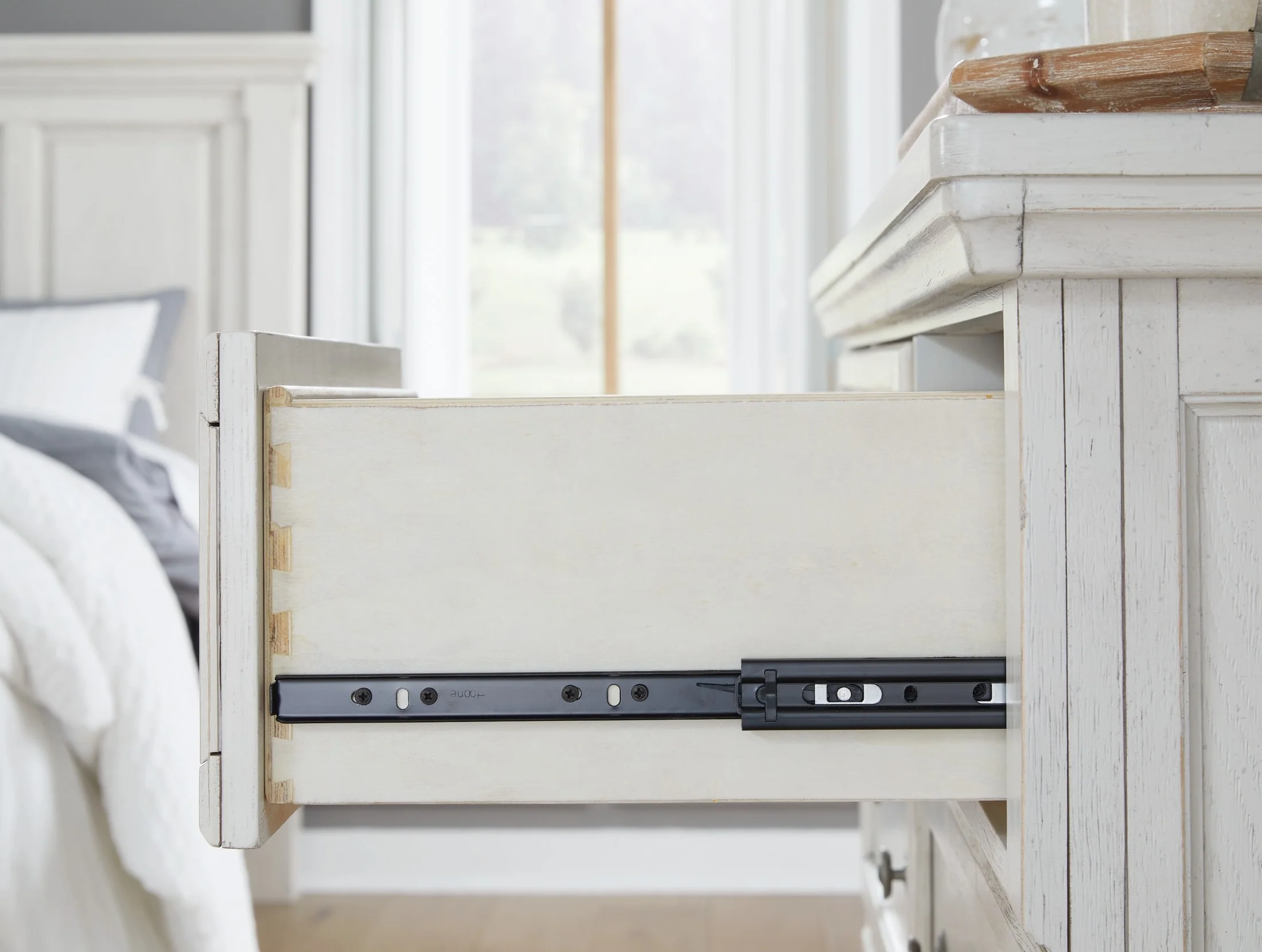 Robbinsdale 7-Drawer Dresser - Image 5