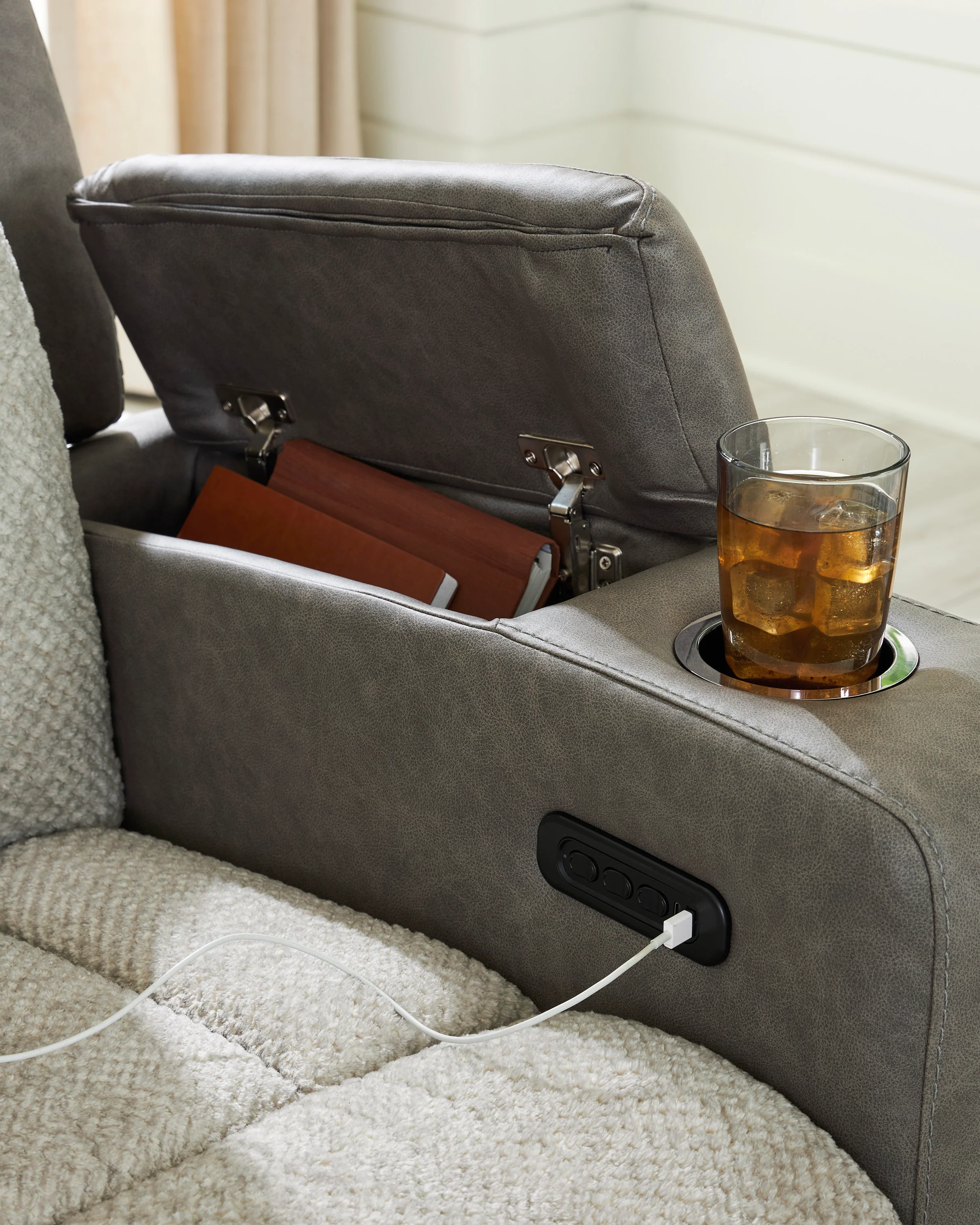 Stately Check Power Recliner - Image 9
