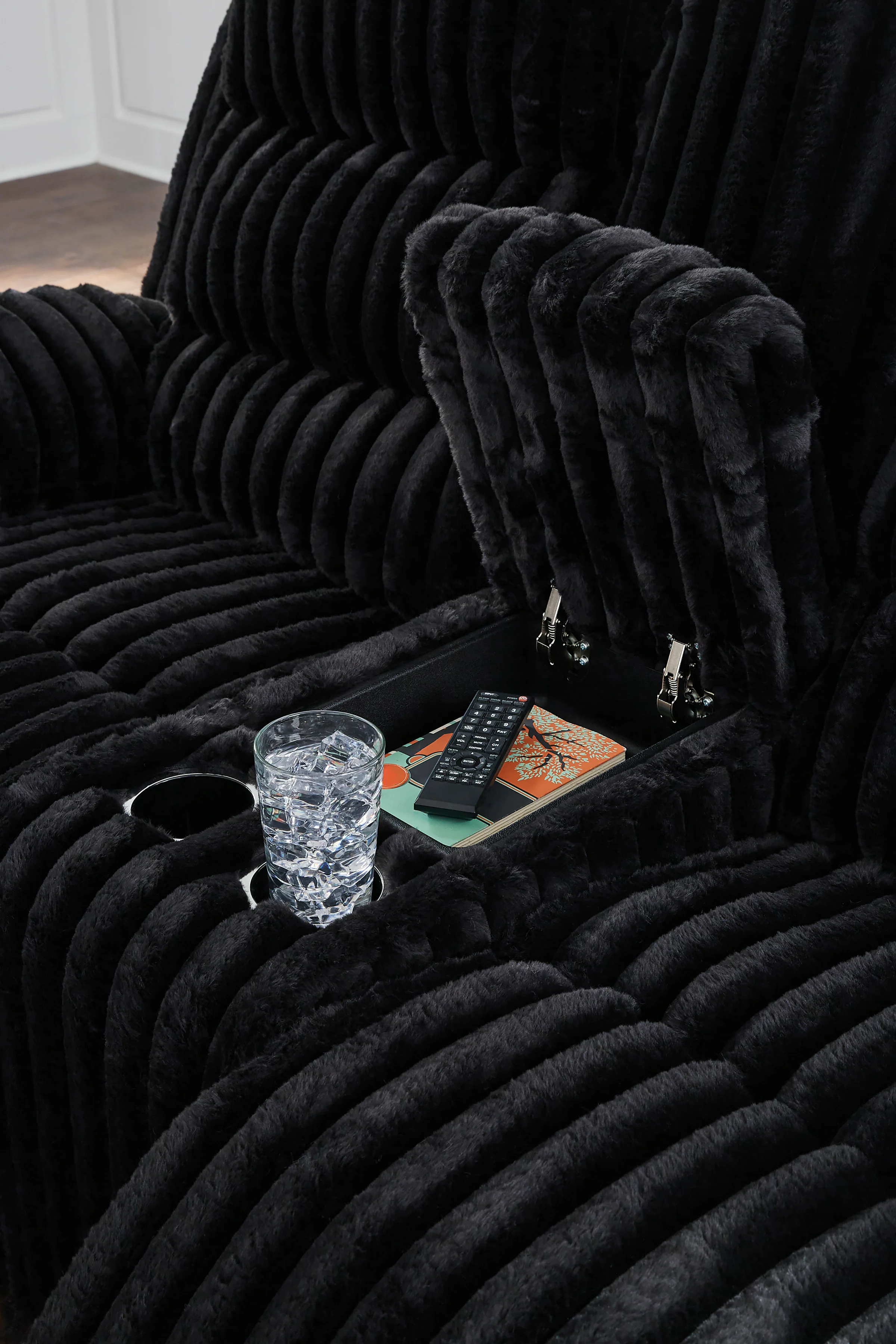 Technique Double Reclining Power Loveseat with Console - Image 12