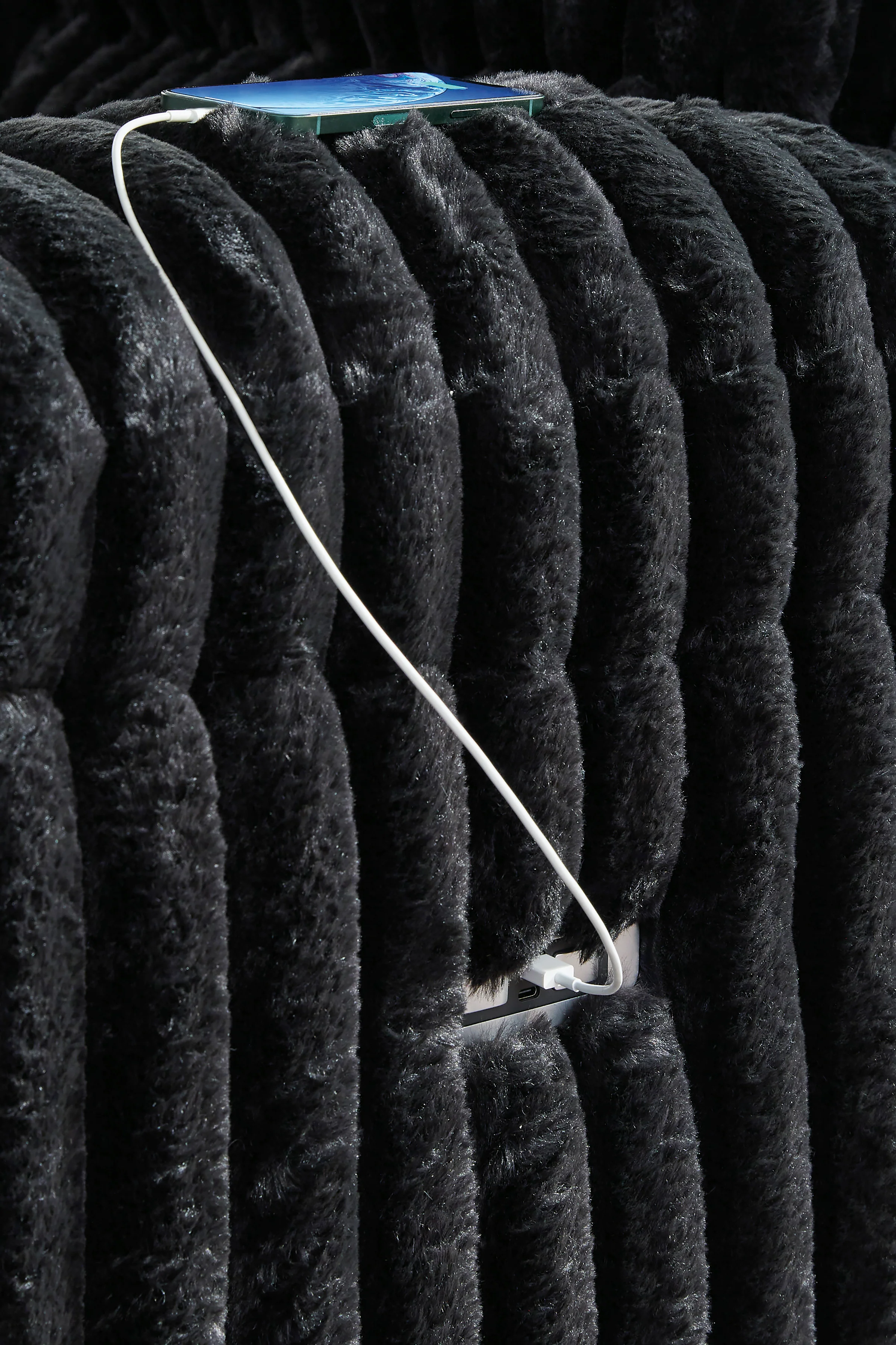 Technique Double Reclining Power Loveseat with Console - Image 13