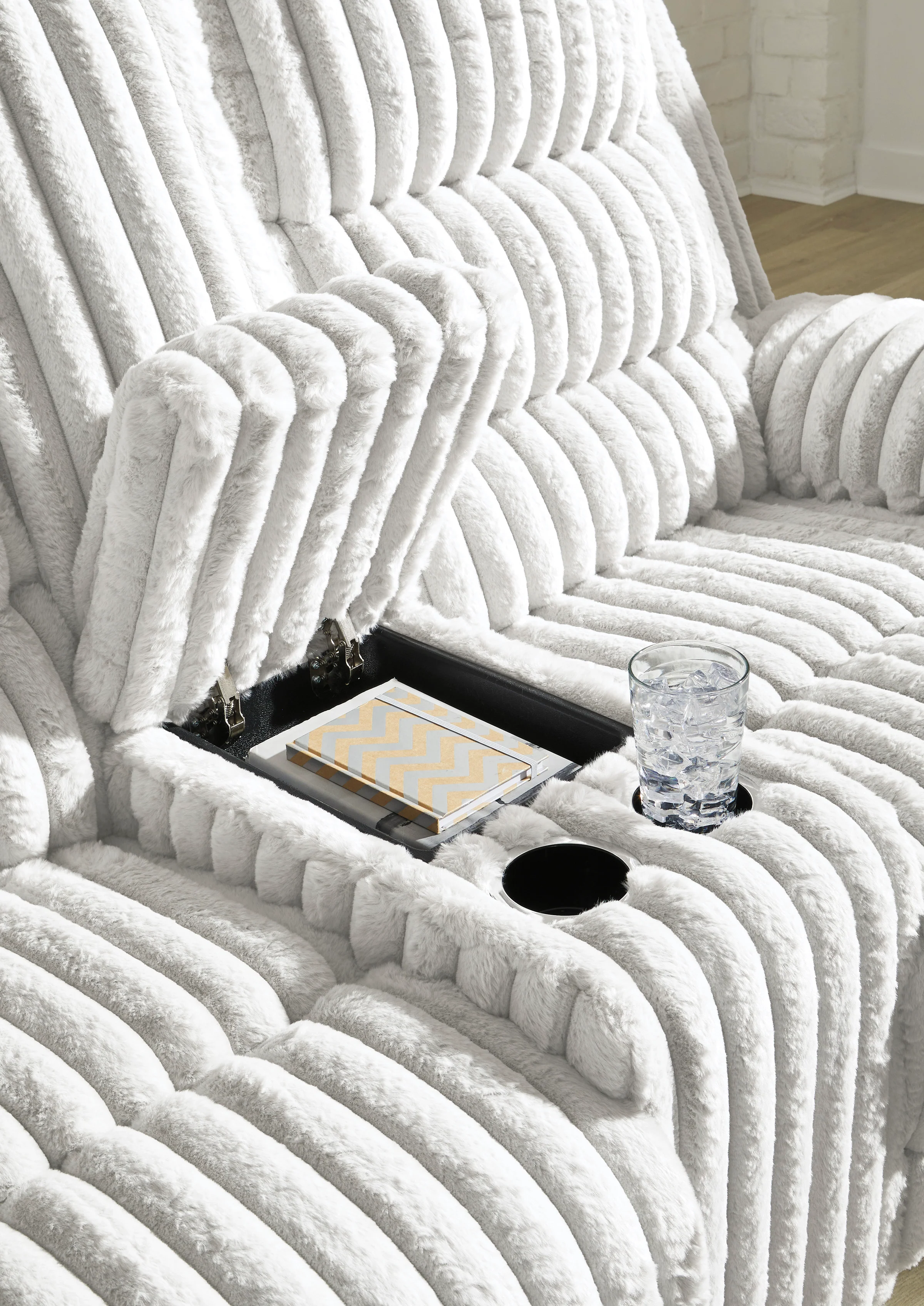 Technique Double Reclining Power Loveseat with Console - Image 6