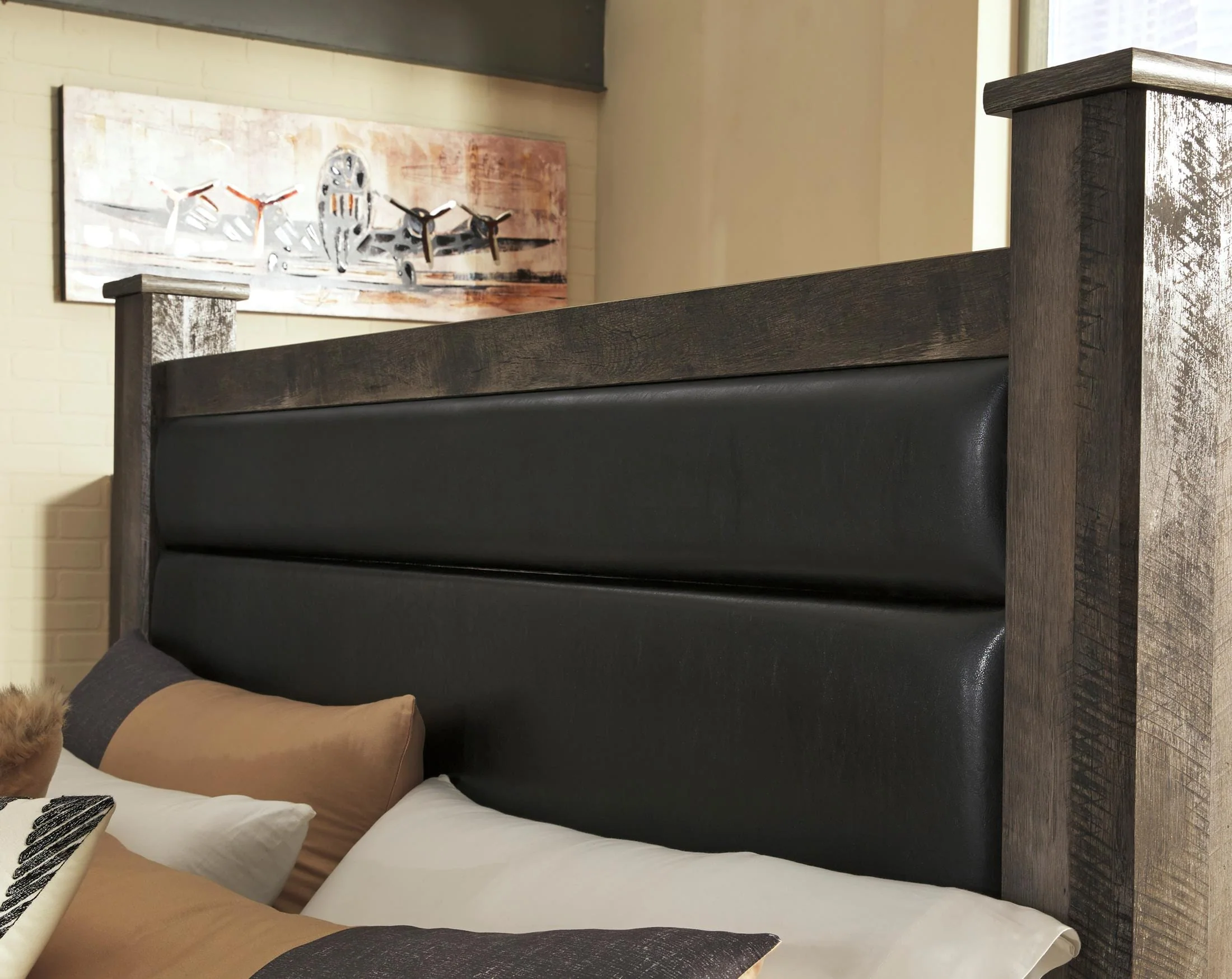Wynnlow Upholstered Poster Bed - Image 3